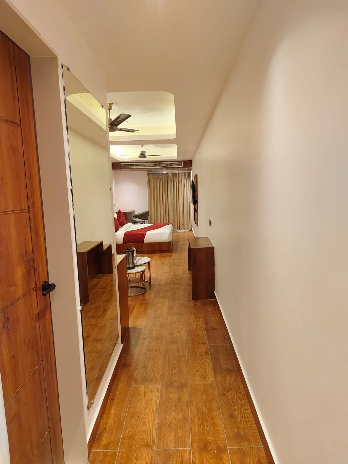 Luxury Family Room with Balcony - Bed